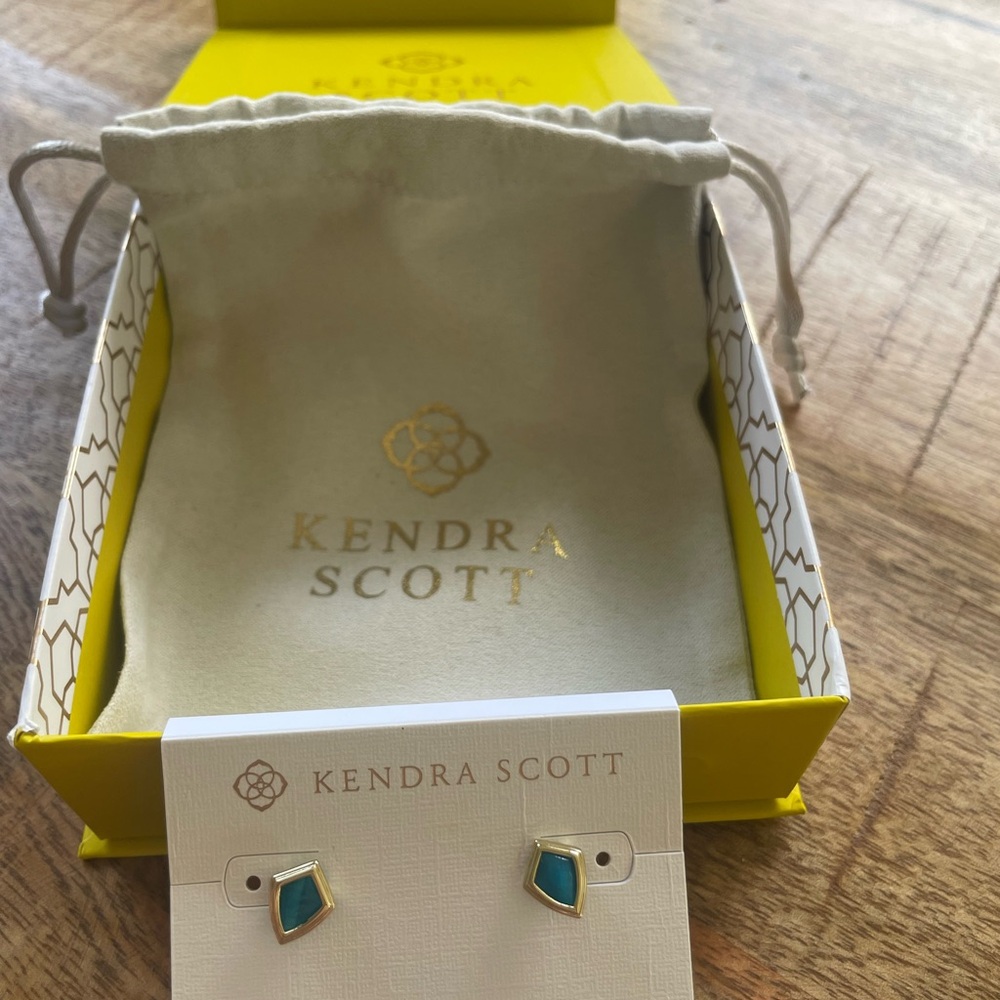 Kendra Scott Gold Stud Earrings New with Tags